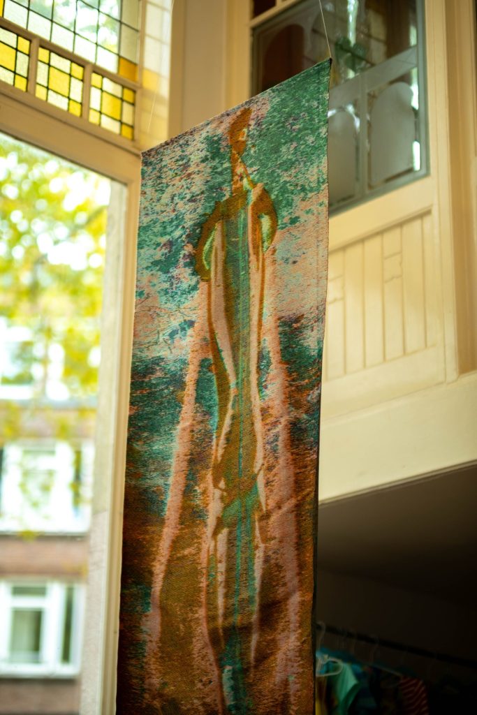 Fleeting and Tangible identities; the self through screens